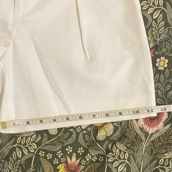 Lauren Ralph Lauren Cream Women's Pleated Shorts - Picture 9 of 10